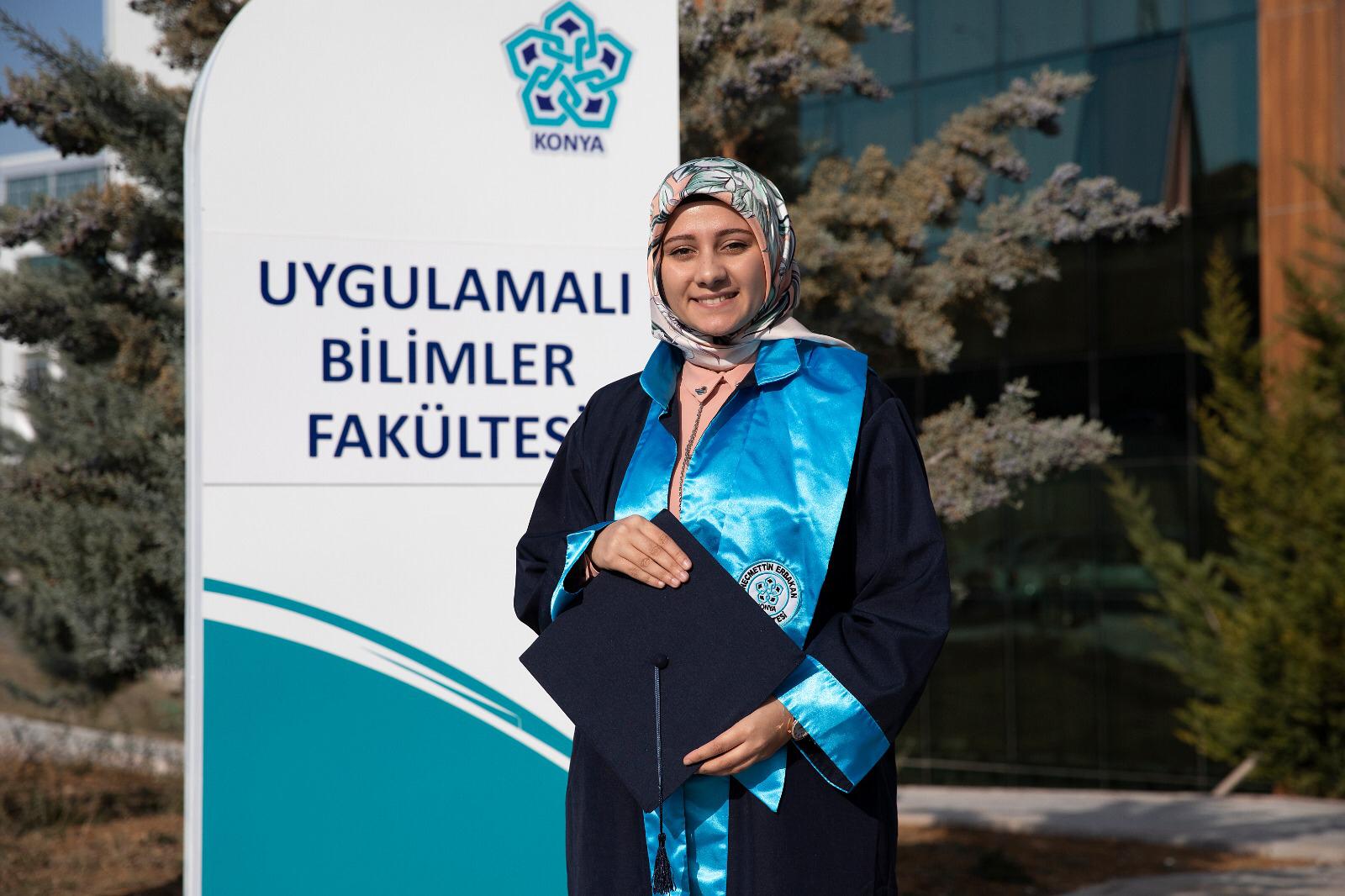 Fakülte Üçüncüsü Hülya DURMUŞ